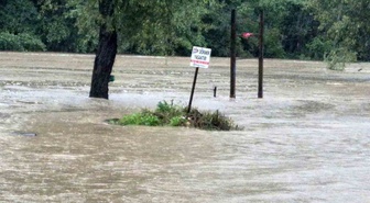 Bartın Irmağı Çağlayan'da taşarak park önündeki yolu ve kaldırımı su altında bıraktı