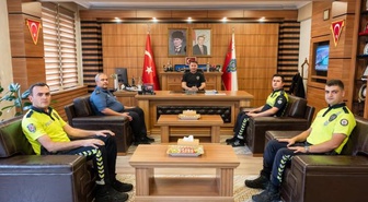 Bilecik Emniyet Müdürü Çağlar, iki polis memurunu örnek davranıştan dolayı tebrik etti