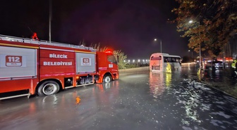Bilecik'te su birikintisinde mahsur kalan işçi servisi halatla çekilerek kurtarıldı