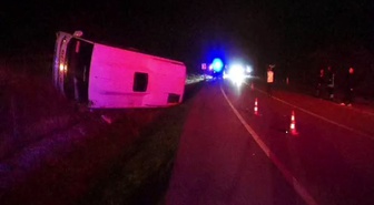 Burdur Gölhisar'da midibüs şarampole devrildi, araçtaki 8 kişiden 1'i yaralandı