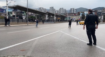 Bursa'da kadın, çocuğunu göremediği iddiasıyla bıçakla trafiği kilitledi