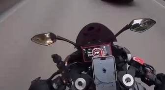 Bursa'da otomobilden kaçan motosiklet başka araca çarptı, kaza kask kamerasında