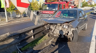 Bursa İnegöl'de bariyerlere çarpan otomobildeki yaralı çift hastaneye kaldırıldı