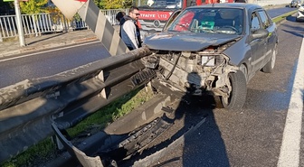 Bursa İnegöl'de otomobil refüjdeki bariyere çarptı, 2 kişi yaralandı