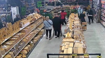 Bursa Nilüfer'de servis aracı züccaciye mağazasına daldı, yaralanan olmadı