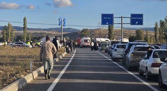 Çorum'da iki otomobil çarpıştı, Uğurludağ kavşağında 7 kişi yaralandı