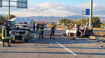 Çorum'da iki otomobilin kavşakta çarpışmasıyla 7 kişi yaralandı