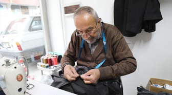 Çubuk'ta 74 yaşındaki terzi, 61 yıldır süren mesleğinde artık tamirat yapıyor
