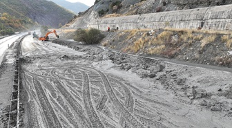Erzincan-Erzurum yolundaki heyelan ve tek şerit açma çalışması dronla görüntülendi