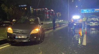 Eskişehir çevreyolunda kaygan yolda otomobil motosikletle çarpıştı, 1 kişi yaralandı