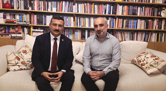 İYİ Parti vekili Türkoğlu, elektronik kelepçeli gazeteci Saymaz'ı evinde ziyaret etti