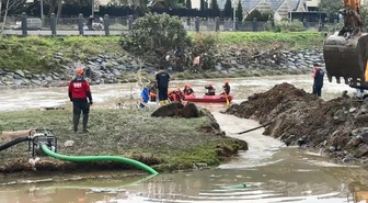 Kağıthane'de belediye önündeki gölette suyu dereye aktarmak için kanal açıldı