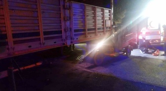 Karapınar'da üç tekerlekli motosiklet römorka çarptı, sürücünün hayati tehlikesi var