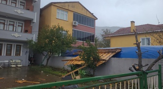 Kastamonu'da 5 ilçede fırtına çatıları uçurdu, rüzgar 116 kilometreye ulaştı