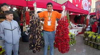 Kilis'te Biber Festivali'ne İstanbul ve Mardin'den gelenler yoğun ilgi gösteriyor