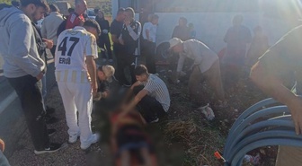 Mardin Mazıdağı'nda hafif ticari araç midibüsle çarpıştı, 3'ü çocuk 4 kişi yaralandı