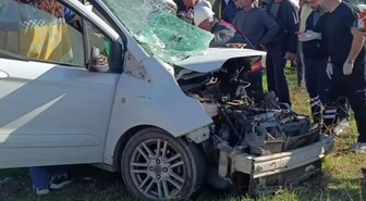 Mardin Mazıdağı'nda minibüsle hafif ticari araç çarpıştı, 4 kişi yaralandı.