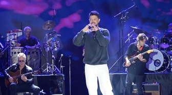 Murat Boz, Diyarbakır Kültür Yolu Festivali'nde Nevruz Park'ta sahne aldı