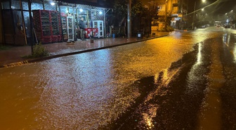Sakarya'da sağanak Kaynarca'da iş yerlerini su bastı, Karasu'da sele dönüştü