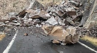 Şırnak Beytüşşebap kara yolu Komato Dağı'ndan kopan kayalarla ulaşıma kapandı