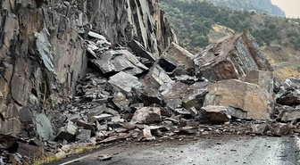 Şırnak Beytüşşebap'ta aşırı yağış sonrası dev kayalar karayolunu kapattı