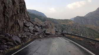 Şırnak-Beytüşşebap yolu kaya düşmesiyle kapandı, can ve mal kaybı yaşanmadı