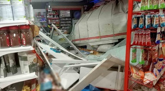 Sivas Koyulhisar'da markete dalan kamyonetin neden olduğu kazada 2 kişi yaralandı