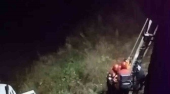 Trabzon Araklı'da bariyerleri aşan araç dereye uçtu, 5 kişi yaralandı