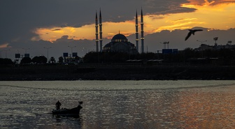Trabzon'da balıkçılar gün doğumunda Faroz'da Karadeniz'e açıldı
