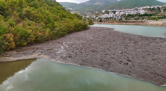 Tunceli'de Munzur ve Pülümür'ün taşıdığı atıklar Uzunçayır Baraj Gölü'nde birikti