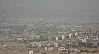 Van'da Basra Körfezi'nden gelen toz bulutları görüş mesafesini düşürdü