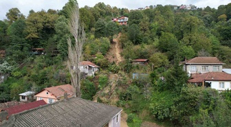Zonguldak Çaydamar'da heyelan evin yolunu kapatıp elektriği kesti