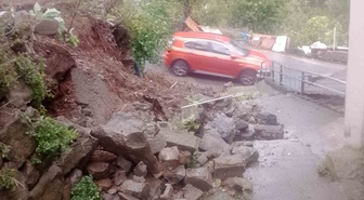 Zonguldak'ın Karadeniz Ereğli'sinde çöken perde duvar sakinleri mağdur etti