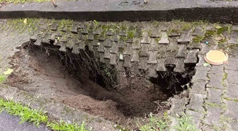 Zonguldak Karadeniz Ereğli'de kaldırımda çökme oldu, derin çukur tehlike oluşturdu