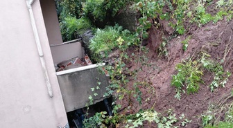 Zonguldak Karadeniz Ereğli'de toprak kaydı, evin alt katındaki balkon hasar gördü