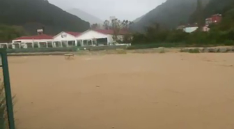 Zonguldak Kozlu'da sağanak sonrası Ilıksu Deresi taştı, plaj sular altında kaldı