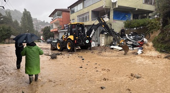 Zonguldak'ta sağanak nedeniyle bazı dükkanları su bastı, araçlar güçlükle ilerledi