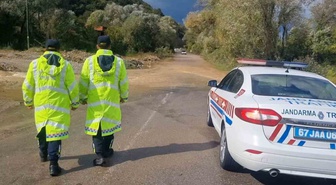 Zonguldak'ta su taşkını nedeniyle jandarma kamyon dışındaki araçları durdurdu