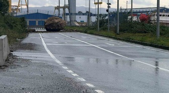 Zonguldak'ta tersaneler bölgesinde dağdan kopan dev kaya yola düştü, yol kapatıldı