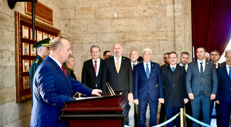 19 Ekim Muhtarlar Günü'nde Ankara Valisi Canbolat Anıtkabir'de çelenk sundu