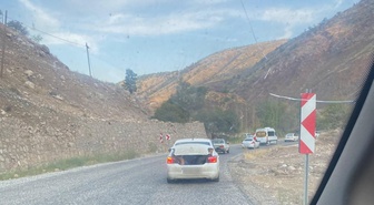 Adıyaman-Çelikhan karayolunda otomobil bagajında yolculuk yapan kişi şaşırttı