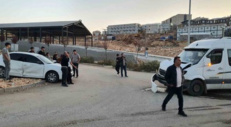 Adıyaman'ın merkez İndere bölgesinde minibüsle otomobil çarpıştı, 4 kişi yaralandı