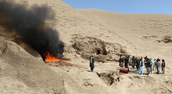 Afganistan polisi Ferah'ta yaklaşık 1 ton uyuşturucuyu yakarak imha etti