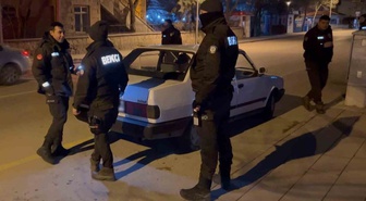 Aksaray polisi gece şok uygulamasında araçları ararken bıçak ve sopa ele geçirdi