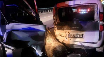 Alanya'da kamyonet yol kenarındaki otomobile çarptı, kamyonet sürücüsü yaralandı