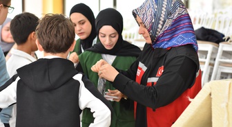 Amasya'da dijital detoks etkinliğinde cep telefonları gün boyu kutuda tutuldu