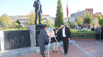 Amasya Taşova'da muhtarlar Muhtarlar Günü'nde Atatürk Anıtı'na çelenk bıraktı