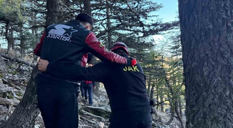 Antalya'da 1835 metrelik zirvede mahsur kalan biri yaralı 2 kişi 14 saatte kurtarıldı