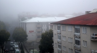Ardahan'da sabah saatlerinde etkili olan yoğun sis kara yollarında ulaşımı aksattı