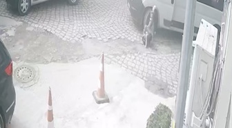 Ayağı minibüsün altında kalan yayanın görüntüleri güvenlik kamerasına yansıdı